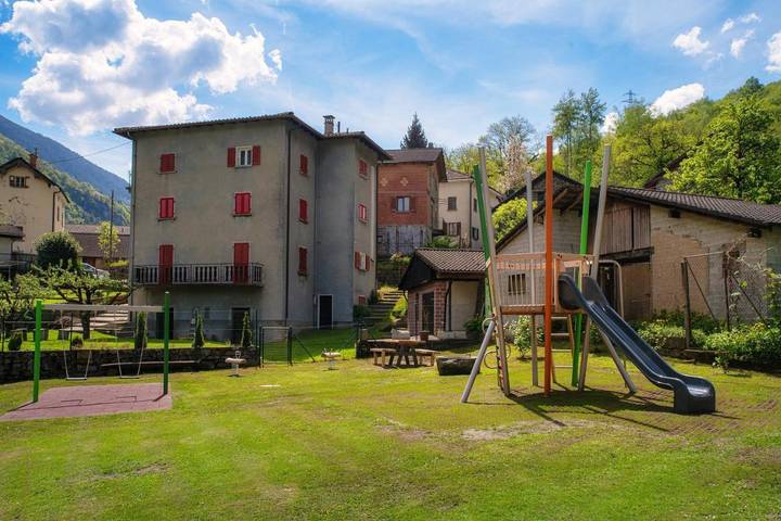 Ferienwohnung für 5 Personen, mit Balkon und Terrasse sowie Garten in Faido