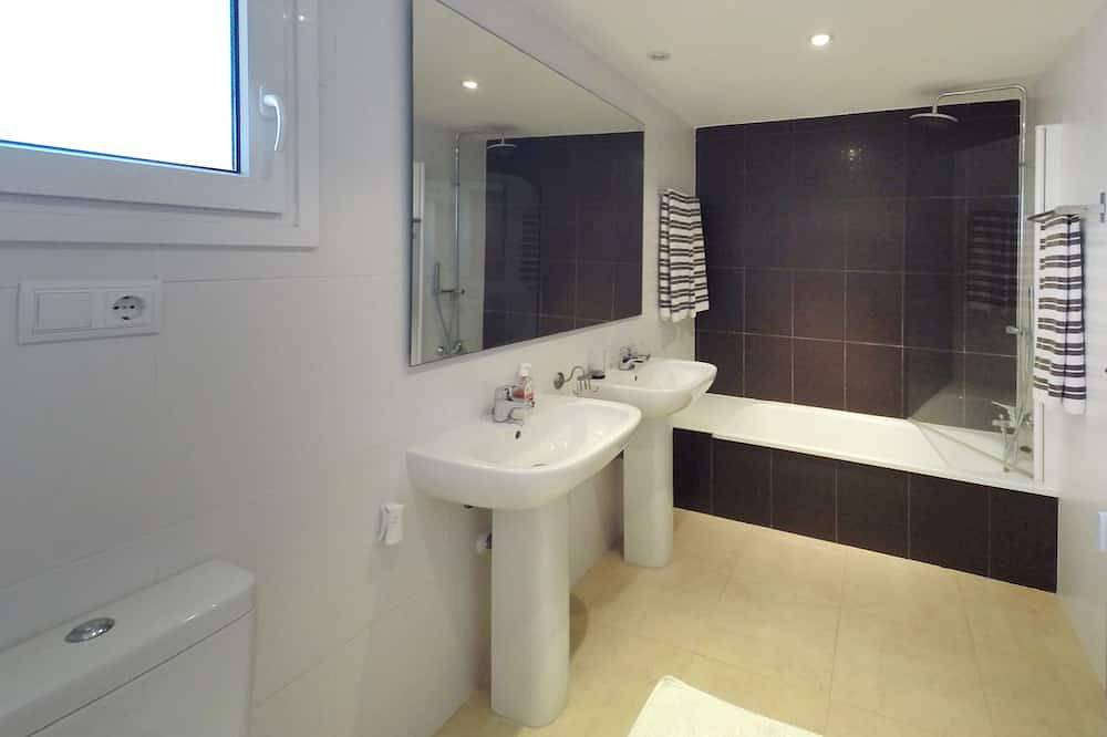 Appartement entier, Superbe appartement avec 3 chambres et 2 salles de bains avec grand balcon et terrasse - Wifi gratuit in Mar Menor Polaris World, Mar Menor