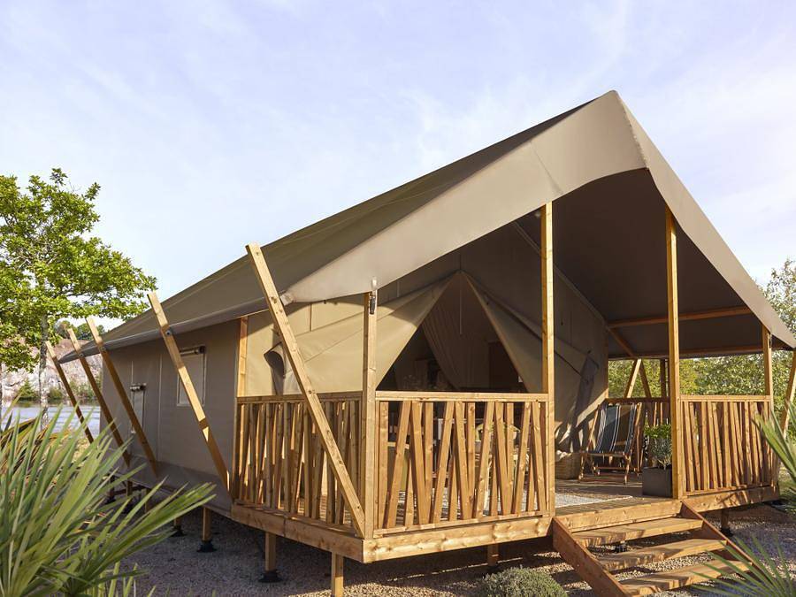Vvf Villages - Les Terres d'Aubrac - Chaudes-Aigues - Tente en toile et en bois 6 personnes - Toilé meublé confort 3 pièces in Chaudes-Aigues, Région de Saint-Flour