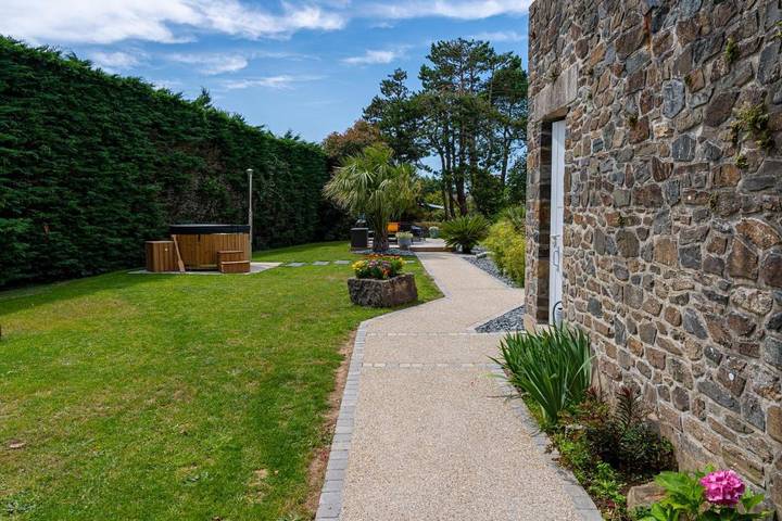 Gîte pour 4 personnes, avec vue ainsi que jardin et piscine à Pléhédel - 3