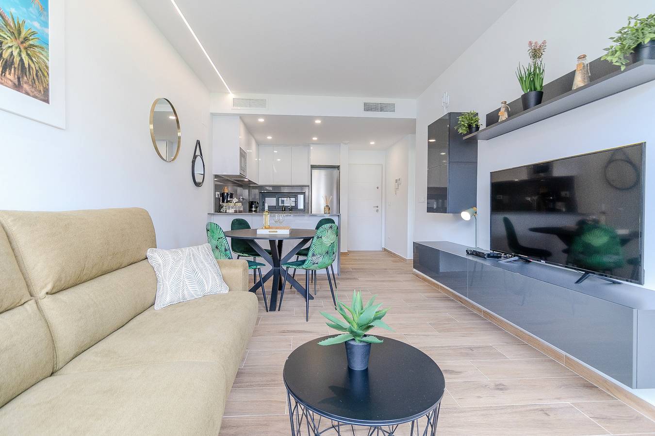 Entire apartment, Apartment 'Costa' with Shared Pool, Wireless Internet and Air Conditioning in Panorama Golf, Orihuela