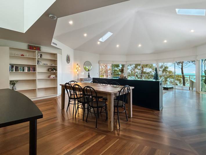 Entire apartment, Spacious 4-Bed Home with Coastal Charm in New South Wales