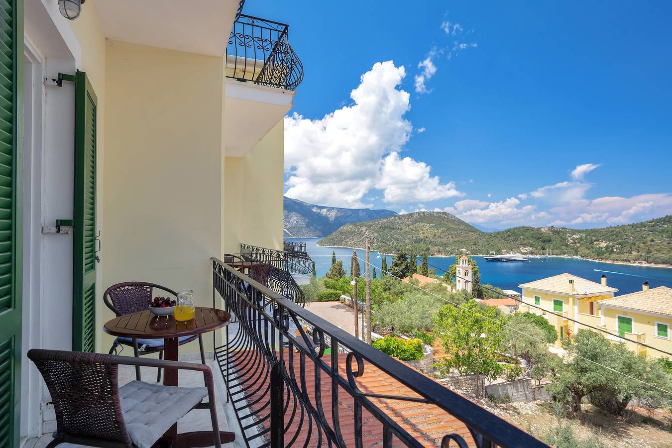 Studio entier, Studio 'Veronis 5' avec vue sur la mer, piscine partagée et Wi-Fi. in Vathy, Ithaque