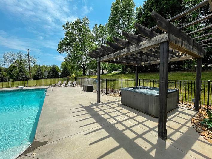 Vacation house for 12 people, with hot tub and yard as well as sauna, with pets in South Carolina