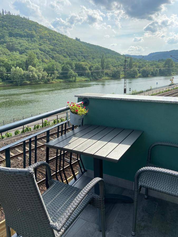 Ferienwohnung für 8 Personen, mit Balkon und Terrasse sowie Ausblick in Klotten
