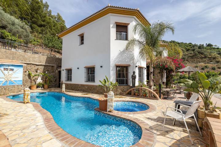 Casa rural para 20 personas, con jacuzzi y jardín, Se admiten mascotas en Sayalonga