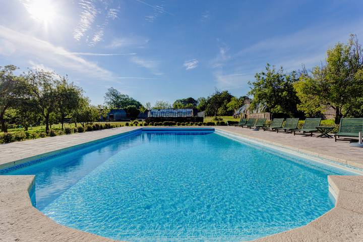 Château pour 15 personnes avec terrasse in Tamerville, Côte de la Déroute