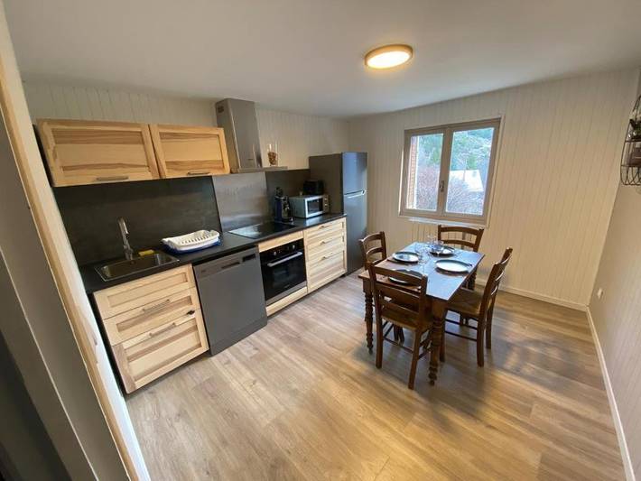 Gîte pour 4 personnes, avec terrasse et vue à La Roche-de-Rame