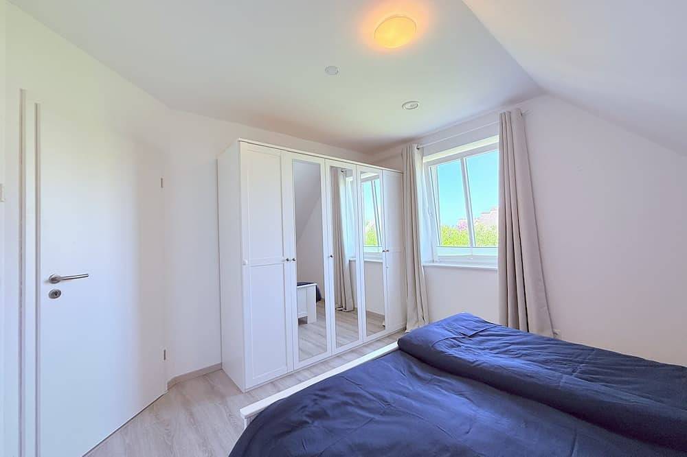 Großzügiges, helles Ferienhaus fußläufig nur 500m zum Strand, mit schönem Garten in Rosenhagen, Dassow