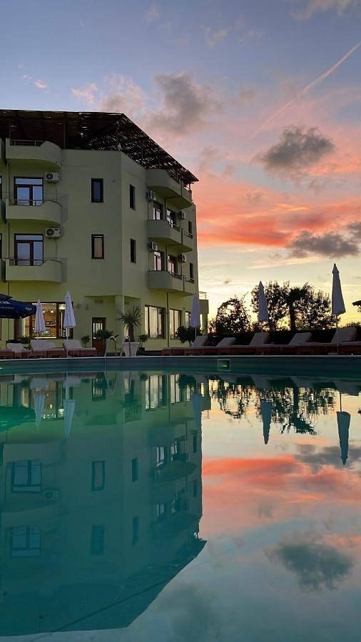 Hôtel pour 3 personnes, avec vue et bassin pour enfant ainsi que piscine et jardin