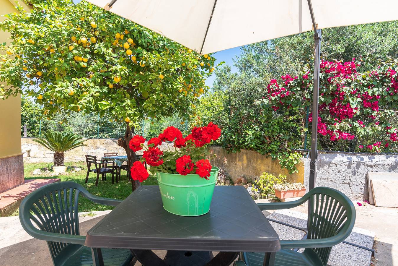 Casa vacacional 'Casale Siculo' con Wi-Fi, jardín y terraza in Caponegro, Avola