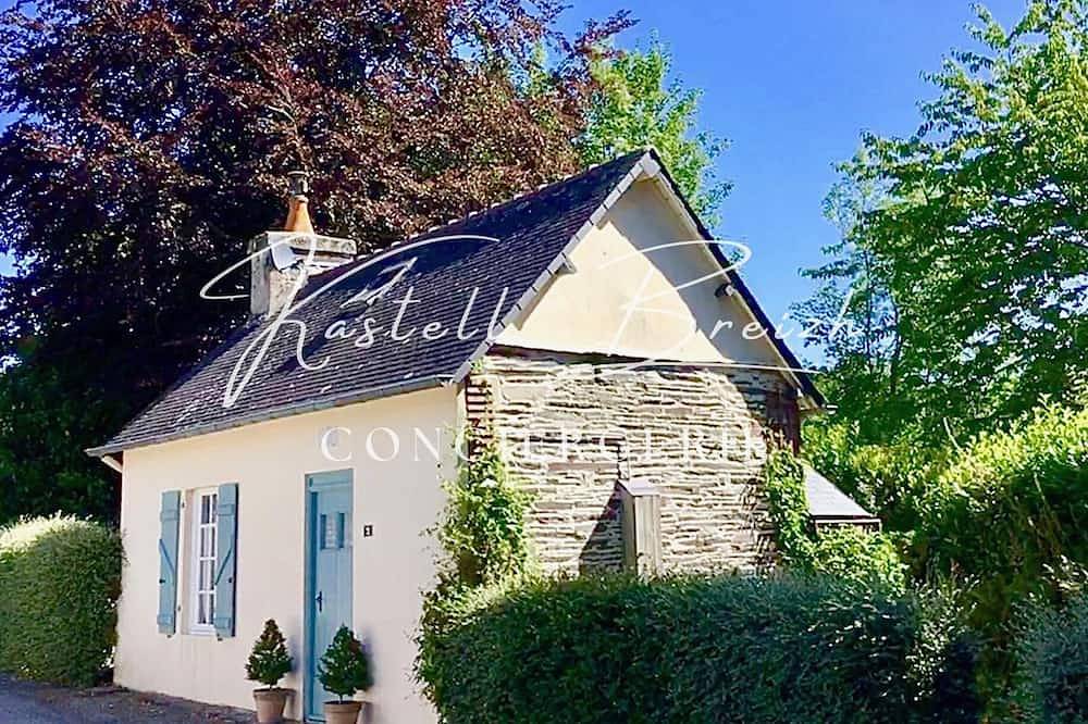 Petit cocon avec son jardin secret in Bon Repos sur Blavet, Région de Guingamp