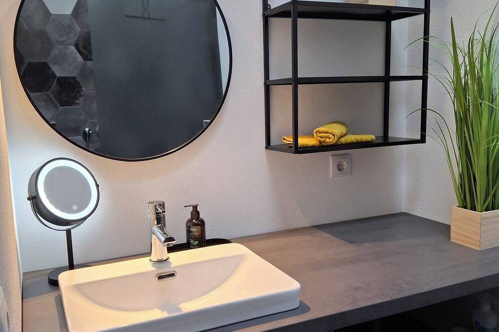 Ganze Wohnung, Neubau Ferienapartment 2 Erw. + 2 Kinder in Kempten-Rothkreuz an Wald und Bach in Kempten, Bayerisch Schwaben
