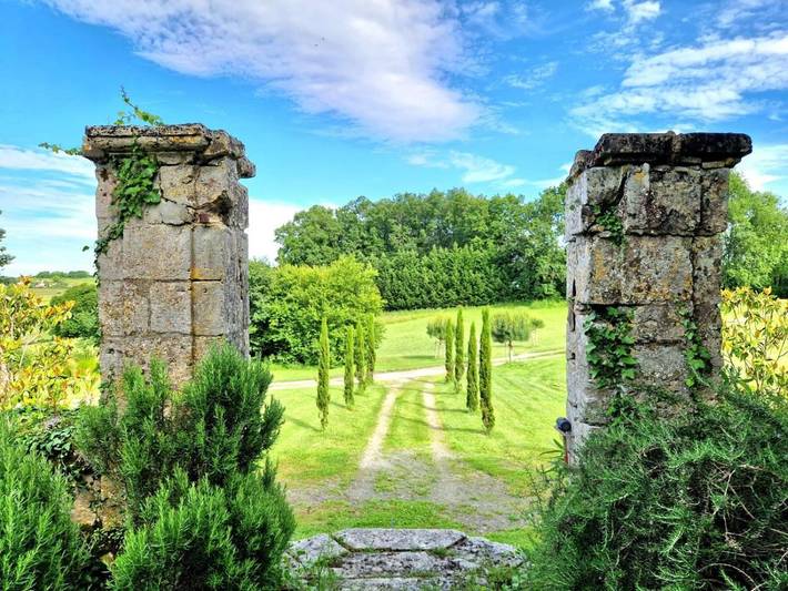 Location de vacances pour 10 personnes, avec jardin ainsi que vue et piscine, animaux acceptés à Saint-Romain-la-Virvée - 2
