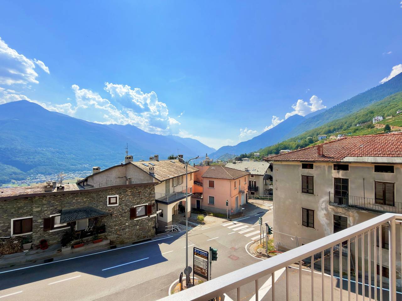Ganze Wohnung, Ferienwohnung 'Dilman' mit Bergblick, privater Terrasse und Wi-Fi in Poggiridenti Alto, Poggiridenti