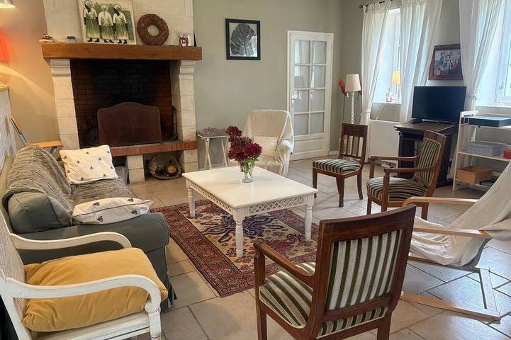 Gîte pour 8 personnes, avec jardin à Pontvallain