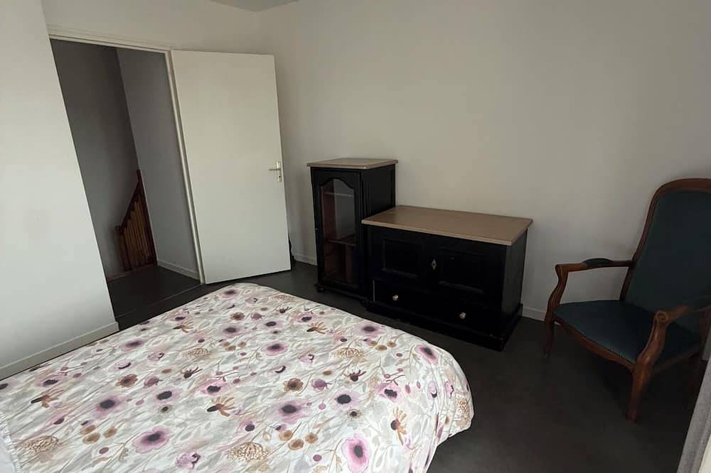 Entire apartment, Ouistreham, near the beach and downtown, a 38 m² furnished one-bedroom apartment in a quiet location—ideal for vacations. in Ouistreham, Caen region