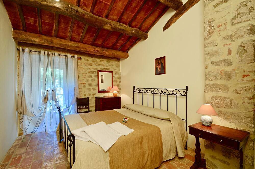 Exclusive hideaway nestled in woods with stunning lakeview Tuscany/Umbria border in Passignano sul Trasimeno, Lago Trasimeno