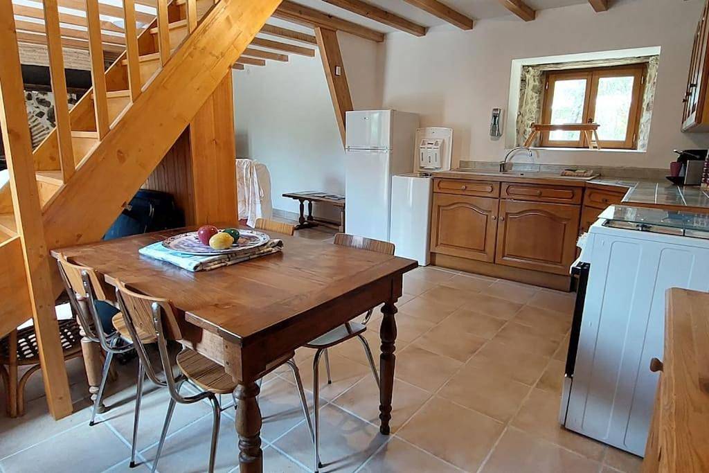 Pretty cottage near lakes, golf, restaurants, Angoulême area in Lésignac-Durand, Charente