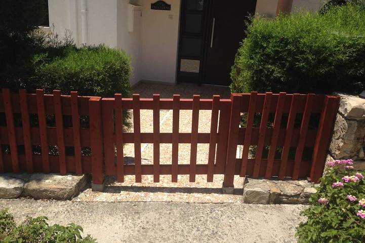 Location de vacances pour 4 personnes, avec jardin ainsi que terrasse et piscine dans Πισσούρι