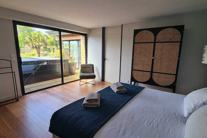 Location de vacances pour 8 personnes, avec jacuzzi et jardin dans Plage du Ruguel - 4