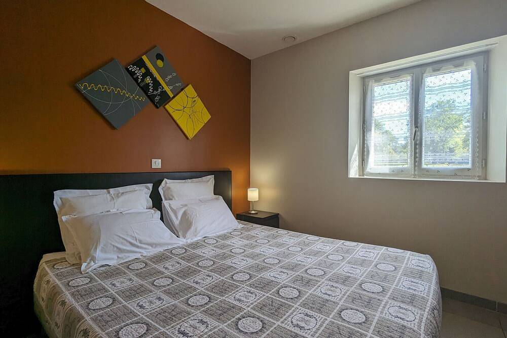 Chambre Pmr avec Salle d'Eau Privative, Grande Lit, et Petit-Déjeuner Inclus in Neuvy-Saint-Sépulchre in Neuvy-Saint-Sépulchre, Région de La Châtre
