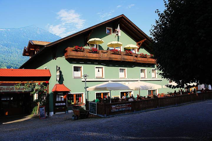 Gästehaus, mit Balkon/Terrasse und Terrasse sowie Pool und Sauna in Lam