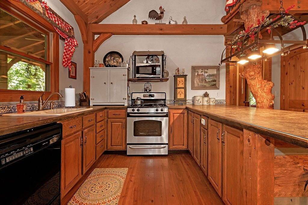 A Laurel Haven, with big porches and a log cabin feel. Fireplace. in Connestee Falls, Transylvania County