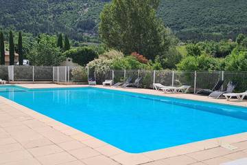 Gîte pour 4 personnes, avec jacuzzi et balcon ainsi que piscine et jardin à Montbrun-les-Bains