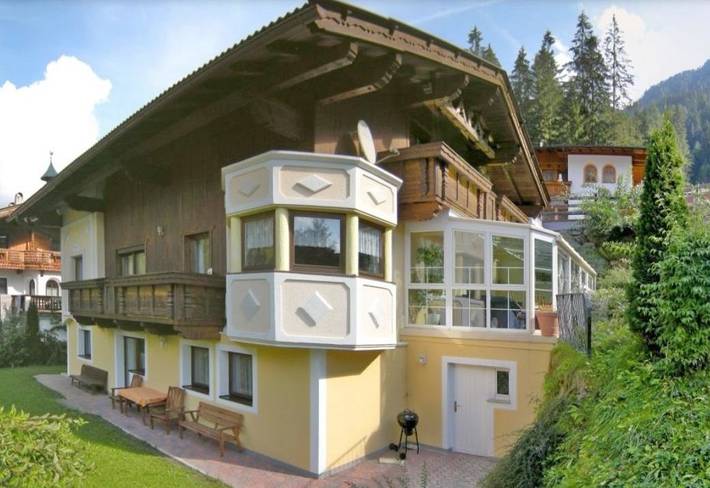 Ferienwohnung für 4 Personen, mit Terrasse und Garten sowie Sauna und Ausblick im Stubaital