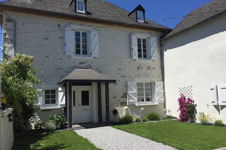 Location de vacances pour 8 personnes, avec jardin et jacuzzi à Bénéjacq