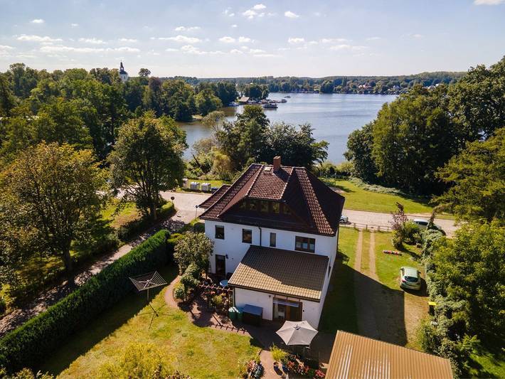 Ferienwohnung für 2 Personen, mit Terrasse und Garten sowie Seeblick in Mirow