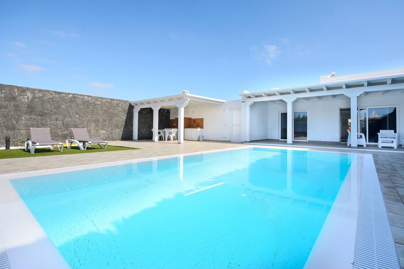 Elegante villa con piscina, amplia terraza, aire acondicionado y Wi-Fi in Playa Blanca, Yaiza