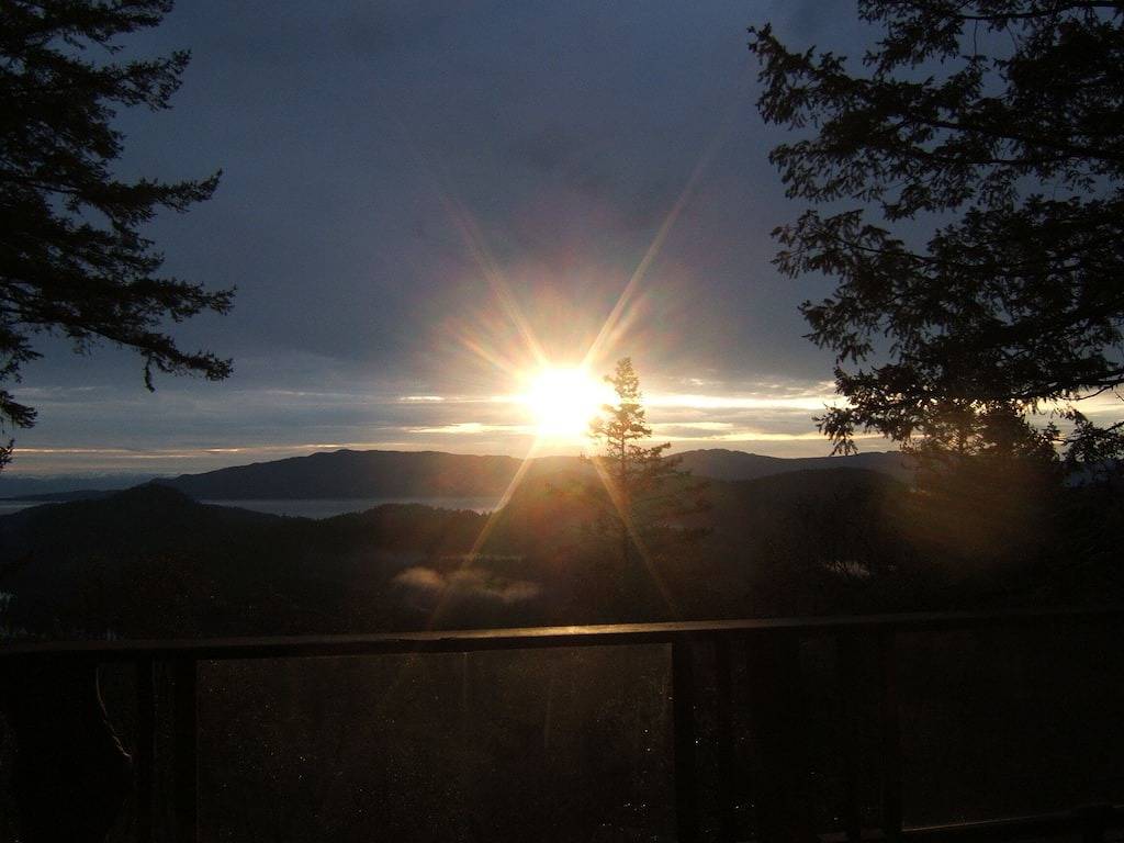 Log Home, eine spektakuläre Aussicht, in einer Gegend, umgeben von Seen in Sunshine Coast Regional District