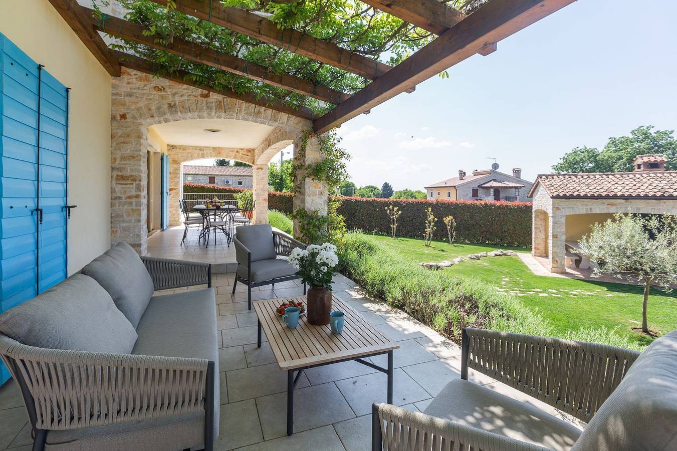 Mediterrane Steinvilla mit beheiztem Privatpool, aromatischen Mittelmeerpflanzen in Heraki, Zentralistrien
