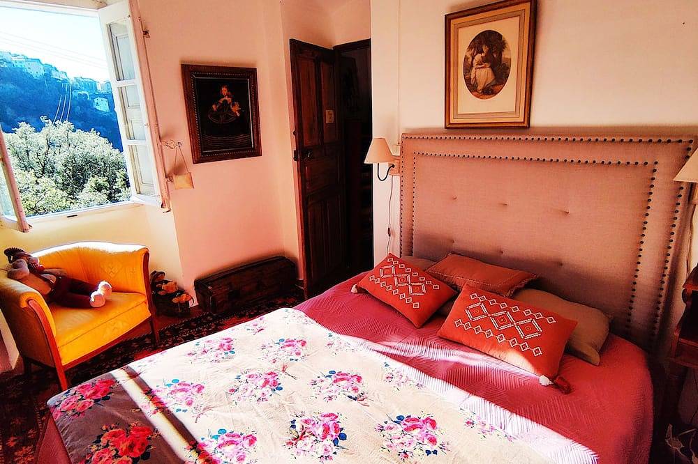 Charming house with sea view, swimming pool and 10 minutes walk from the beach. in Farinole, Calvi region