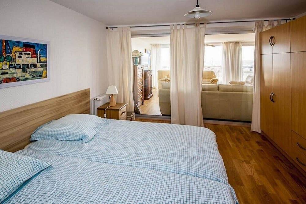 Appartement entier, Appart. 3 chambres proche Paris(Suresnes), 120 m2 -proche tramway (avec parking) in Suresnes, Hauts-de-Seine