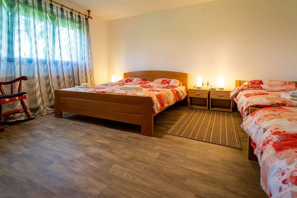 Holiday Home Sleme with jacuzzi, big garden and fireplace in Delnice, Primorje-Gorski Kotar