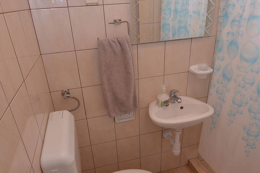 Ganze Wohnung, 2-Zimmer-Ferienwohnung mit Terrasse und Meerblick Tkon, Pasman in Tkon, Pasman