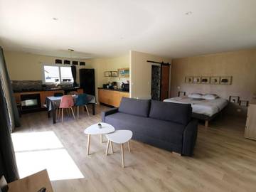 Gîte pour 3 personnes, avec terrasse ainsi que jacuzzi et jardin dans La Chapelle-Caro