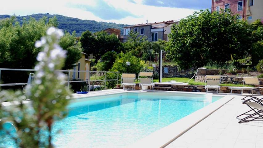 Agriturismo per 3 persone, con giardino e piscina nonché panorama in Provincia di Imperia