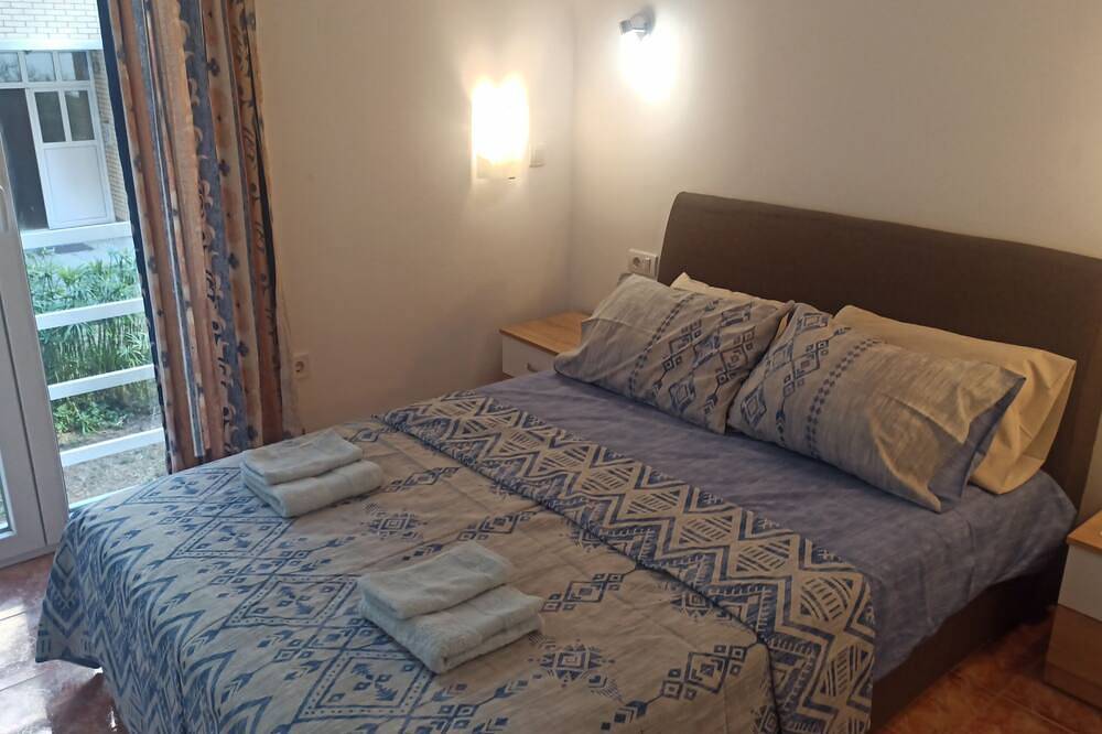 Charming 1-bedroom apartment with Wifi, Ac in cool Budva at superb location in Budva, Opština Budva