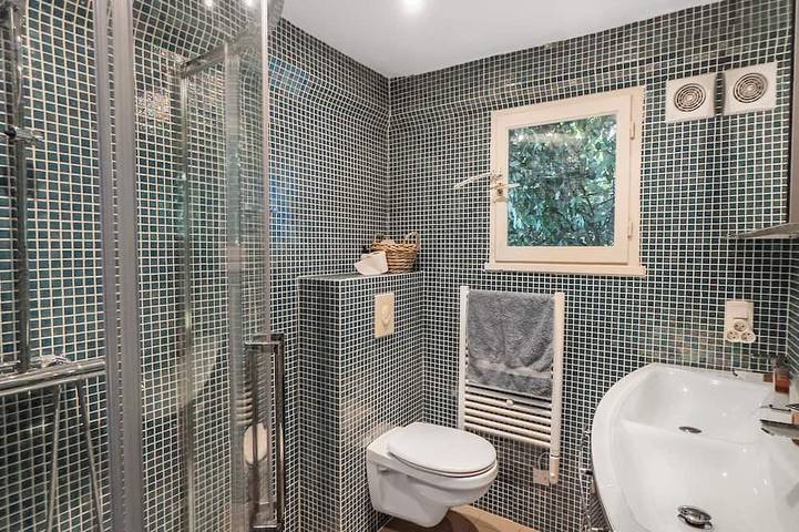 Typical town house with a private garden. in L'Isle-sur-la-Sorgue, Vaucluse