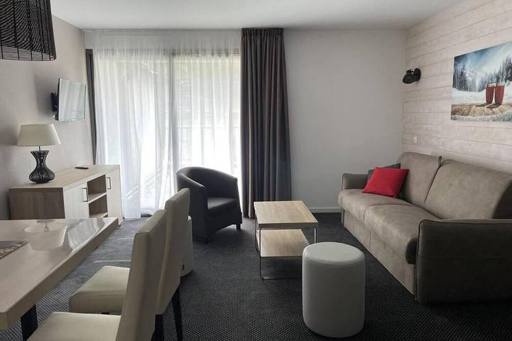 Entire apartment, 150m from ski slopes, Ground floor, view mountain, swimming pool, terrace, balcony, tv, ski locker in Gourette, Eaux-Bonnes