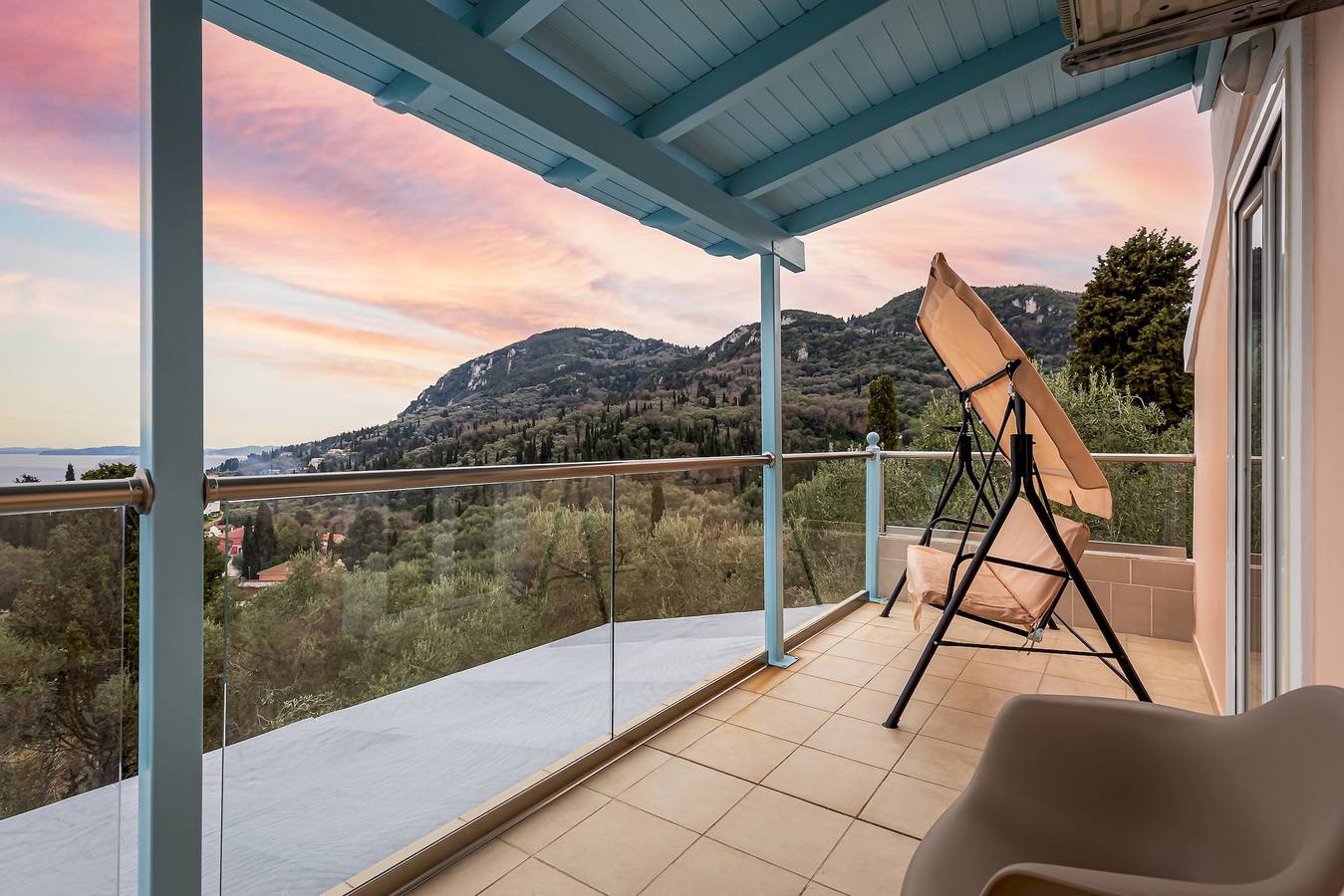 Casa vacanza per 7 persone con balcone in Benitses, Corfu, Corfù