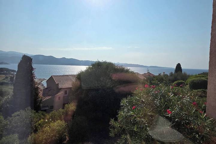 Appartamento intero, One-bedroom apartment right on the water, 5 minutes from St. Florent. in Patrimonio Francia, Calvi e dintorni