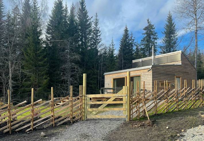 Von einem Architekten entworfene Hütte am See mit Sauna in Hole, Viken