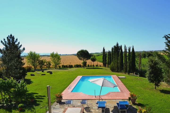 Villa pour 12 personnes, avec jardin ainsi que terrasse et piscine, animaux acceptés en Toscane