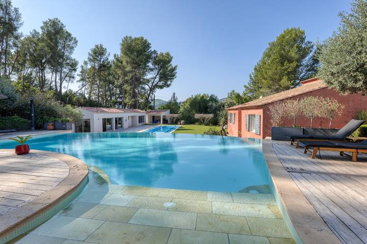 Location de vacances pour 20 personnes, avec sauna ainsi que terrasse et piscine, animaux acceptés à Le Castellet