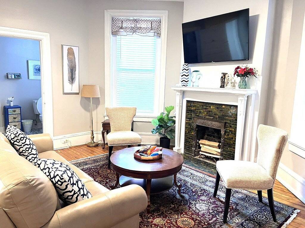 Ganze Wohnung, Urban Bloom/King Bed/2Tvs/Free Parking/Museums in Richmond, Virginia